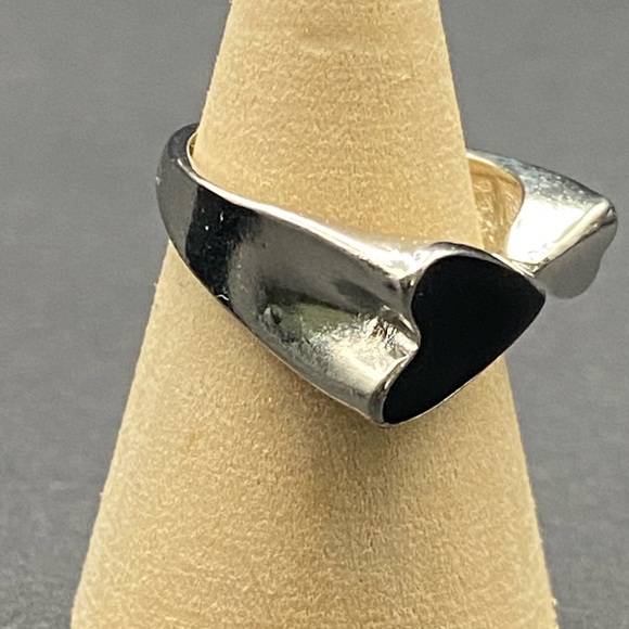 Item 91 Silver Adjustable Bypass Wrap Ring with Black Heart Detail Ring - Picture 4 of 5